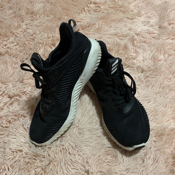 stylish black tennis shoes